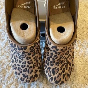 Dankso Professional Suede Leopard Print